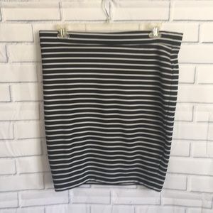 Forever 21 black and white stripe skirt midi